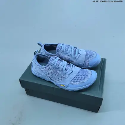 集合 New Balance NB MT10O 舒适时尚 减震耐磨 低帮 生活休闲鞋 New Balance MT10O休闲鞋是一款由New Balance与日本时尚品牌(ISSEY MIYAKE)携手打造的联名鞋款.MT10O的设计灵感源自“感官身体和赤足运动”的概念,旨在还原赤足行走的感受.它模仿脚的形状,降低了脚的高度和体积,同时保留了越野跑的元素.鞋面采用轻质网布与柔软皮革相结合,既保证了透20,又增添了质感.细绳鞋带的设计简约而不失时尚感.鞋底采用Vibram橡胶大底,赋予卓越的抓地力,适合多种地形穿着.中底采用薄薄的缓冲层,提供舒适的穿着体验.鞋身紧贴脚面,形成良好的包裹性,减少脚在鞋内的移动与摩擦.4毫米的低坡差设计更适合自然的中足落地方式,尽可能贴近地面,让穿着者能够更贴近地面,感受大自然的每一丝呼吸. 货号:MT10OAB 编码:HL371100518 B